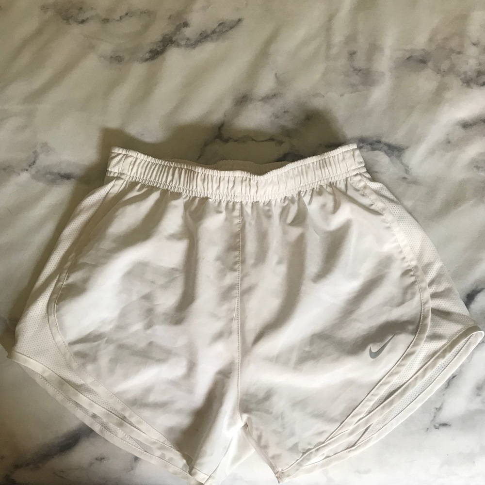 (sold on Ⓜ️) white nike dry tempo XS shorts
